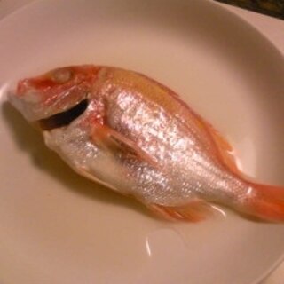 レンコ鯛を日本酒だけで煮て、わさび醤油で。